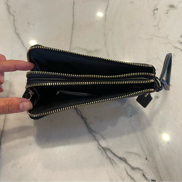 COACH two zippered pocket brown wristlet, leather, insignia. - Picture 7 of 8